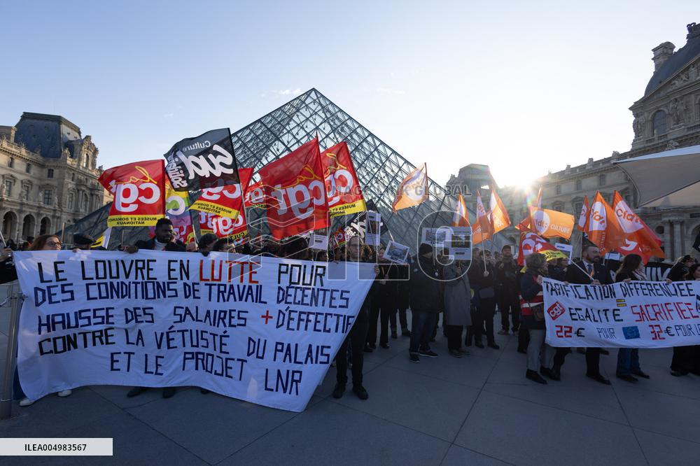 Louvre Museum workers on strike- Paris