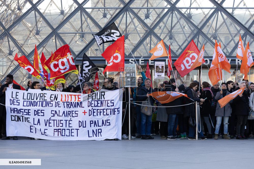 Louvre Museum workers on strike- Paris