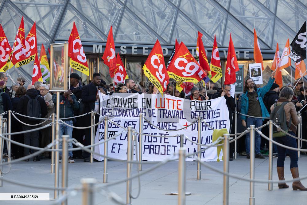 Louvre Museum workers on strike- Paris