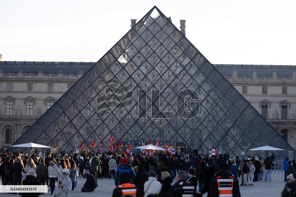 Louvre Museum workers on strike- Paris