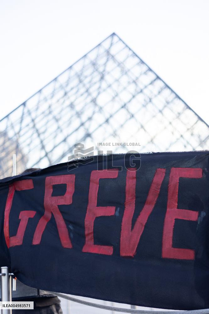 Louvre Museum workers on strike- Paris