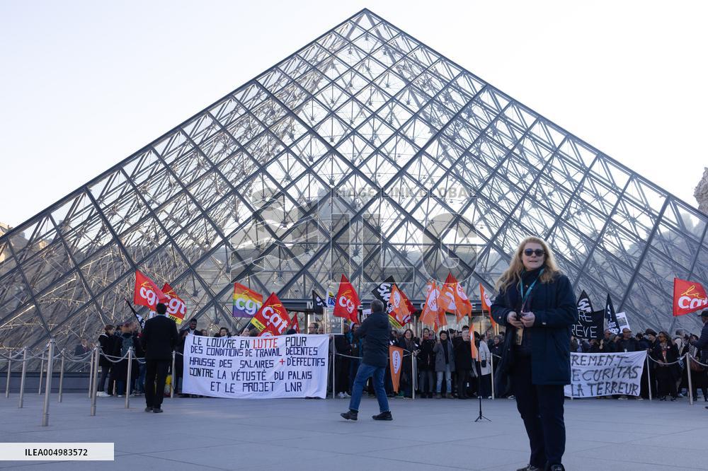 Louvre Museum workers on strike- Paris
