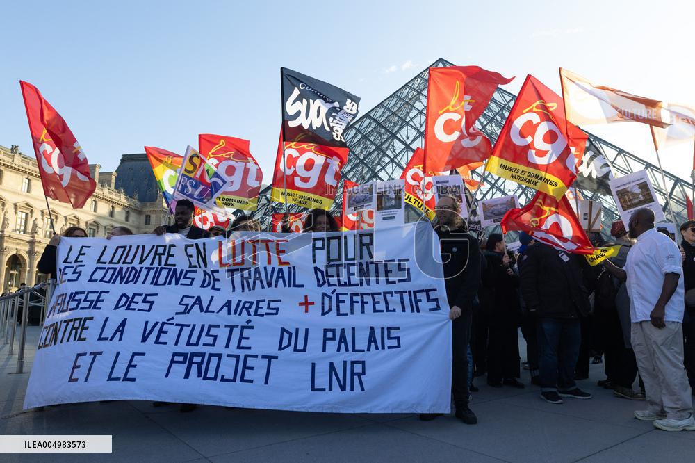 Louvre Museum workers on strike- Paris