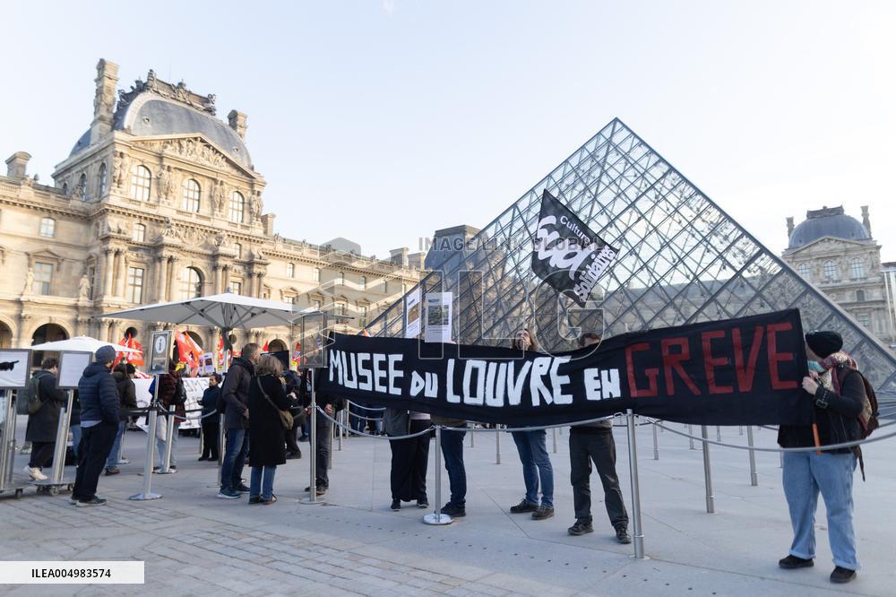 Louvre Museum workers on strike- Paris
