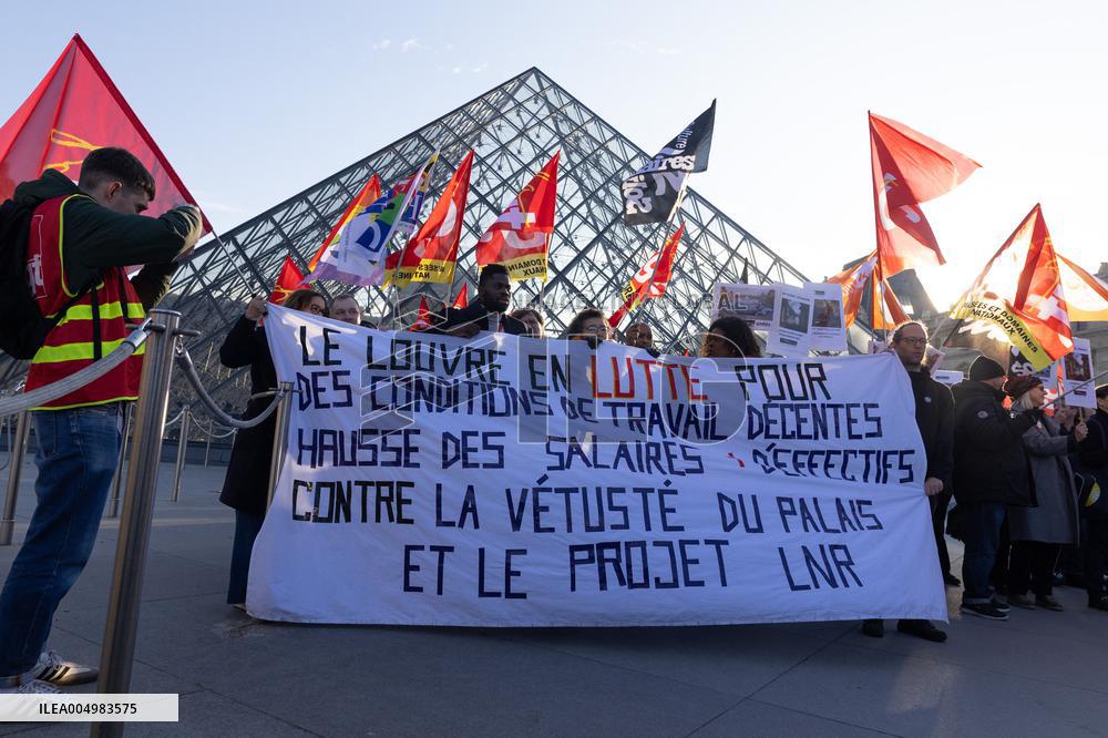 Louvre Museum workers on strike- Paris