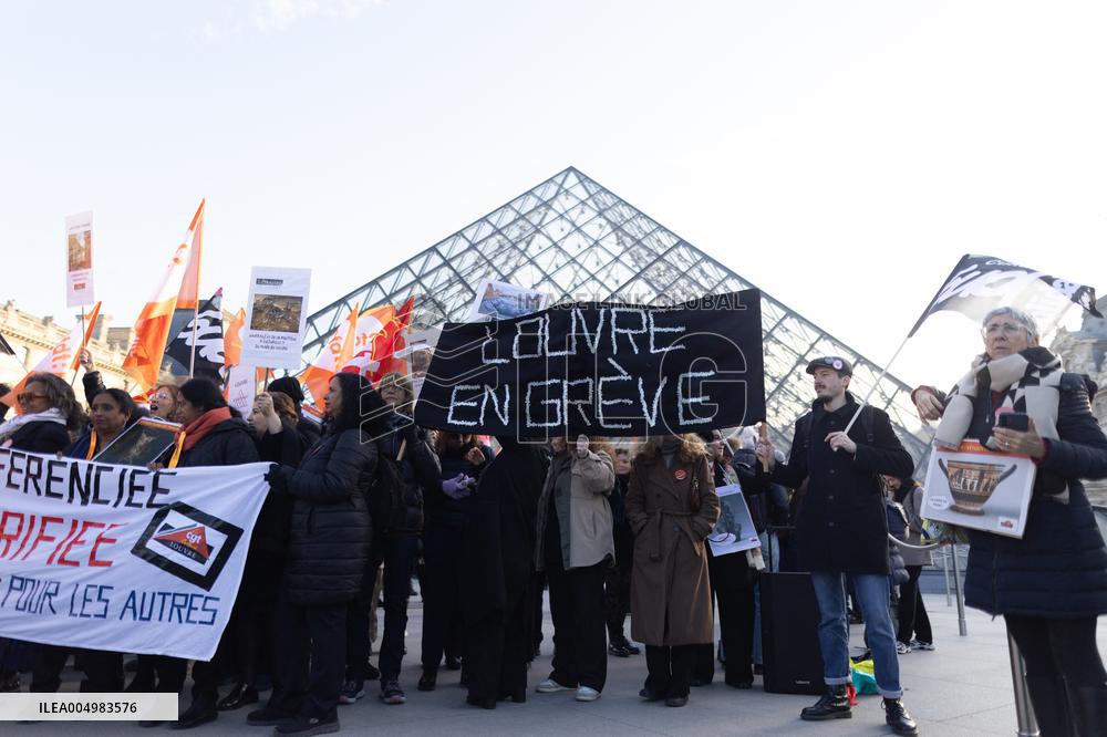 Louvre Museum workers on strike- Paris