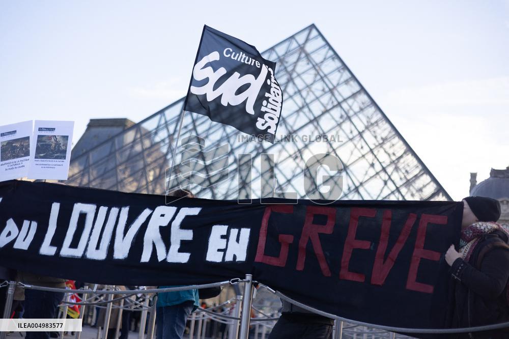 Louvre Museum workers on strike- Paris