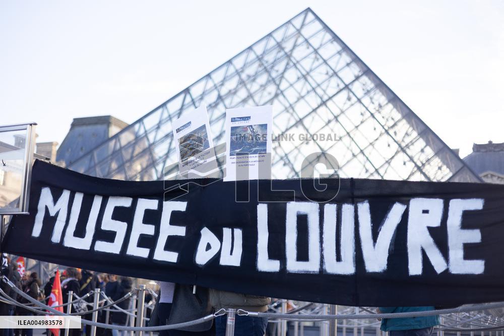 Louvre Museum workers on strike- Paris