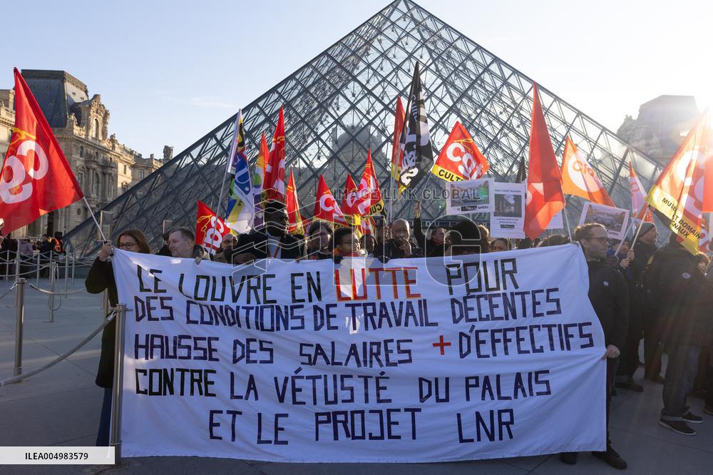 Louvre Museum workers on strike- Paris