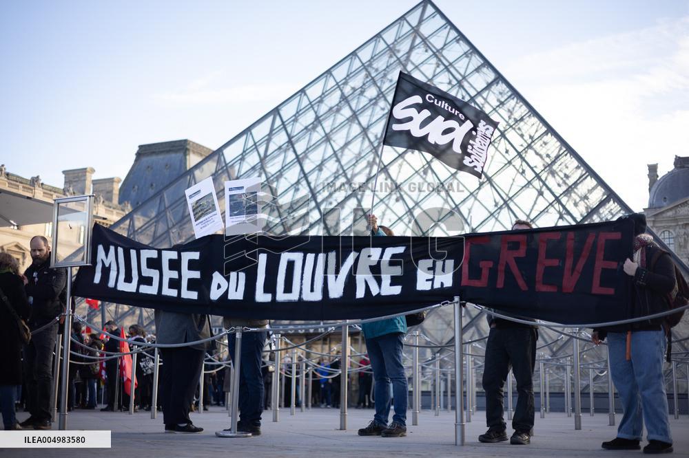 Louvre Museum workers on strike- Paris