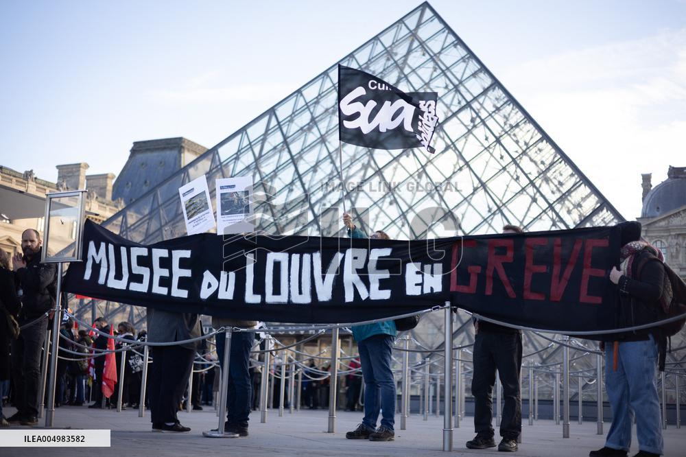 Louvre Museum workers on strike- Paris