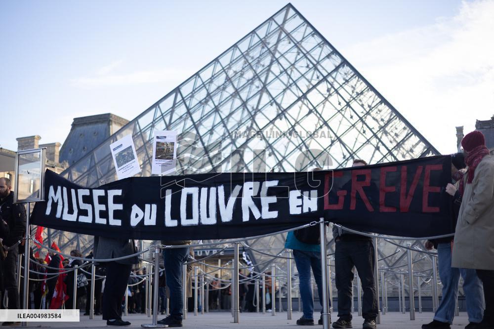Louvre Museum workers on strike- Paris