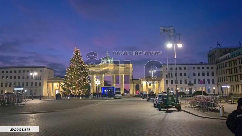 Germany: Pro-Israel Community Gathers at Brandenburg Gate on Hanukkah Following Sydney Attack
