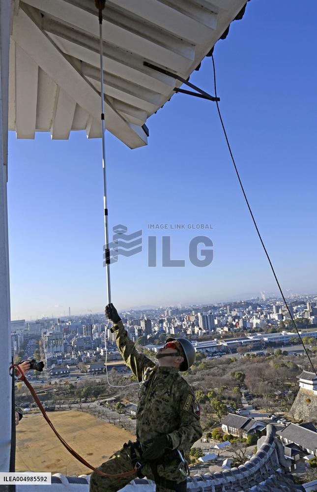 Year-end cleaning at Himeji Castle
