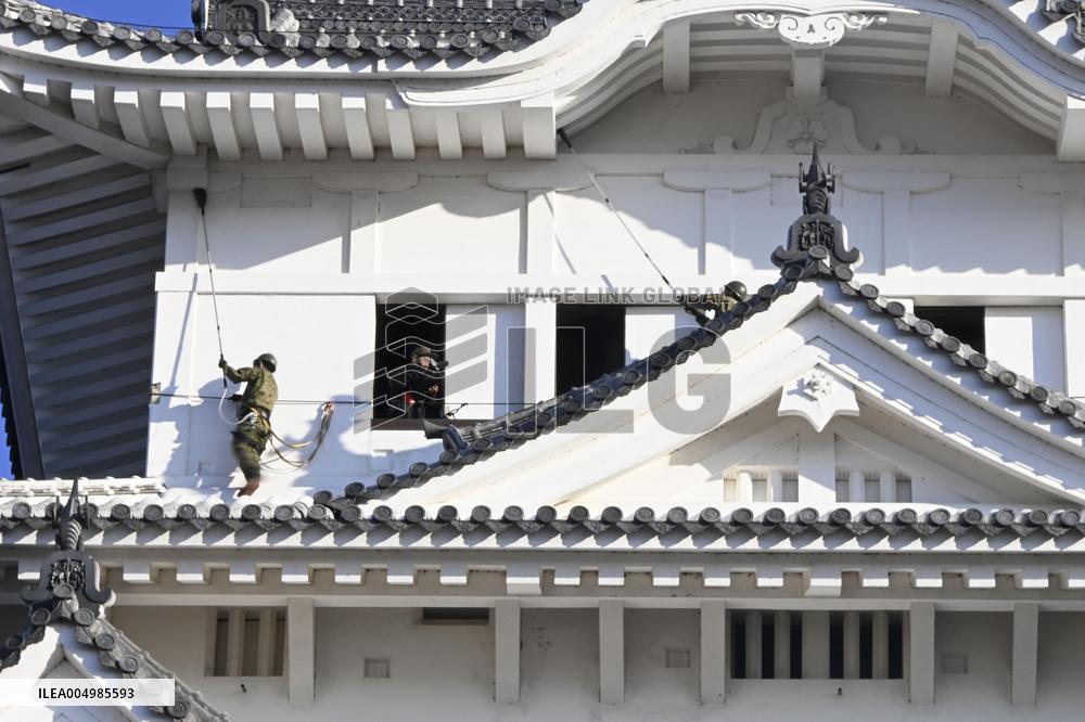 Year-end cleaning at Himeji Castle