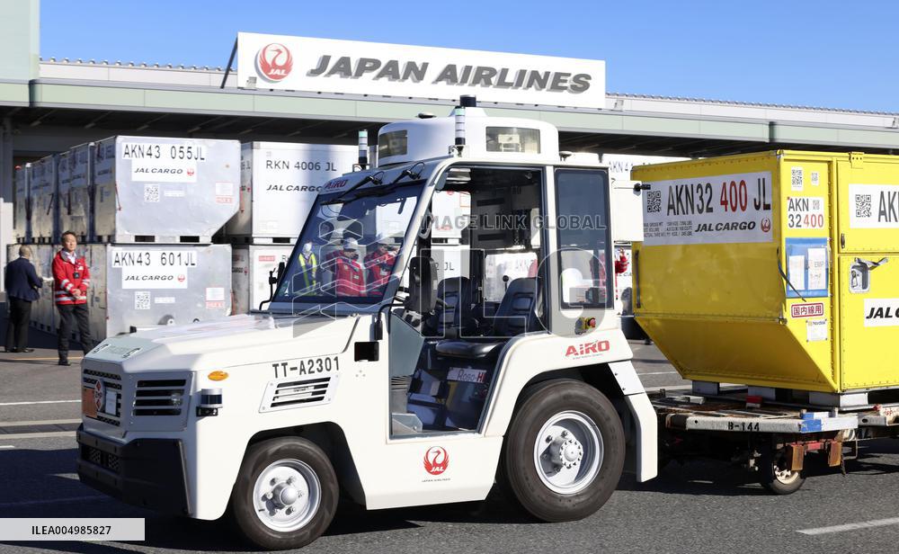 Self-driving cargo tug testing begins at Haneda airport