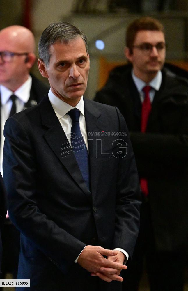 Macron Discusses Democracy Challenges With Readers - Marseille