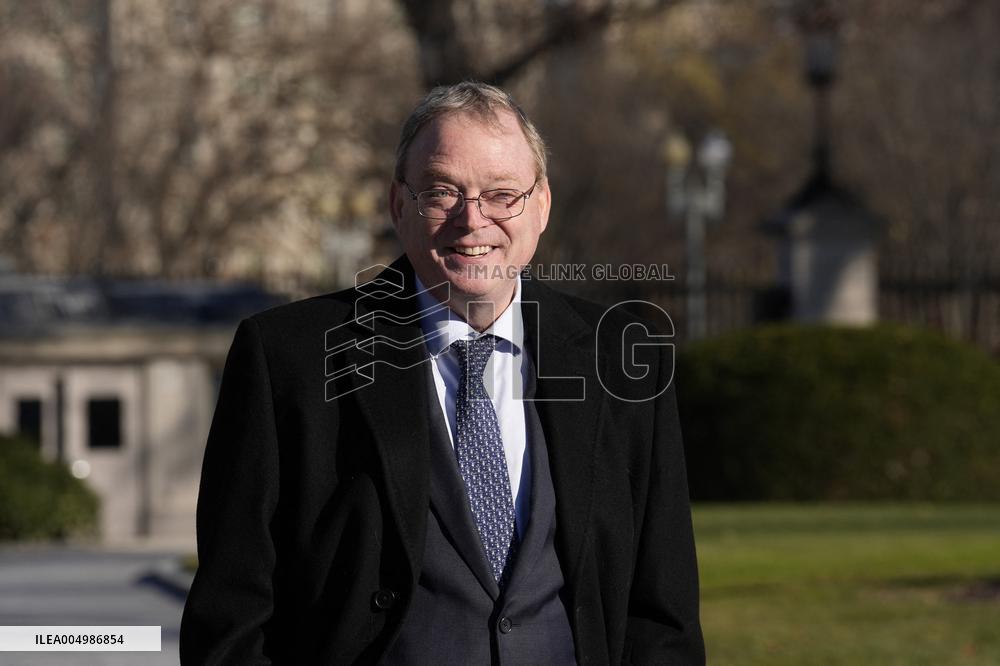 Kevin Hassett talks to media - Washington