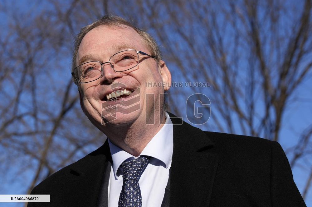 Kevin Hassett talks to media - Washington