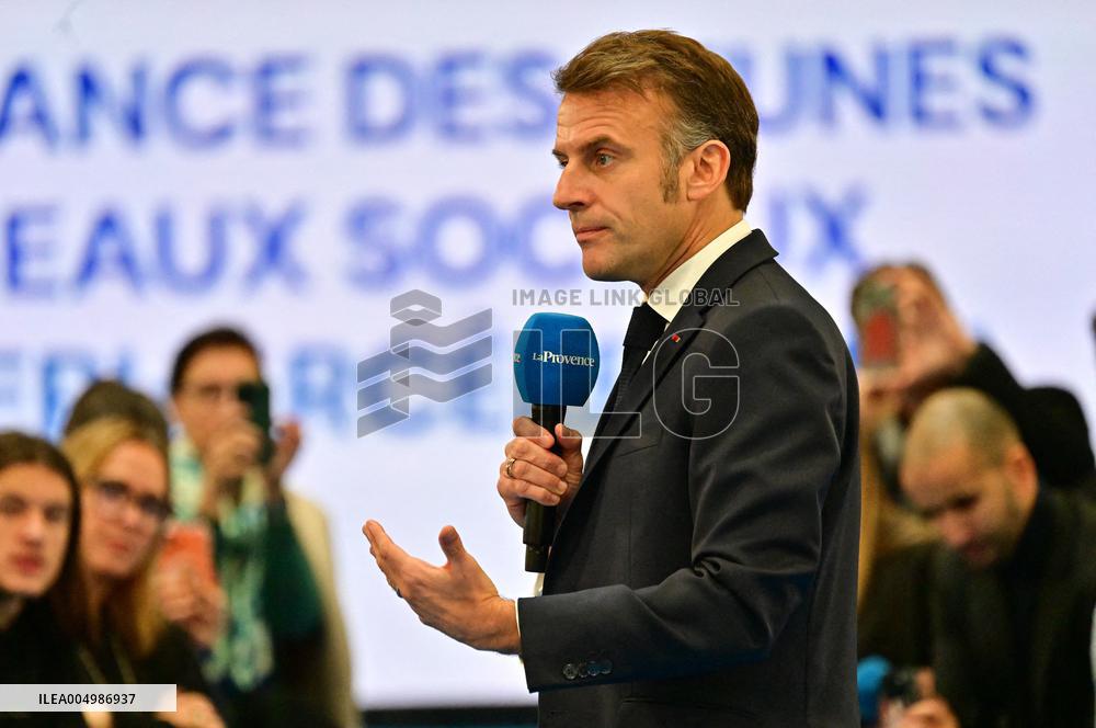 Macron Discusses Democracy Challenges With Readers - Marseille