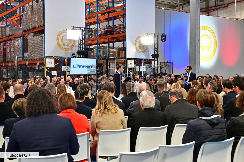 Macron Discusses Democracy Challenges With Readers - Marseille