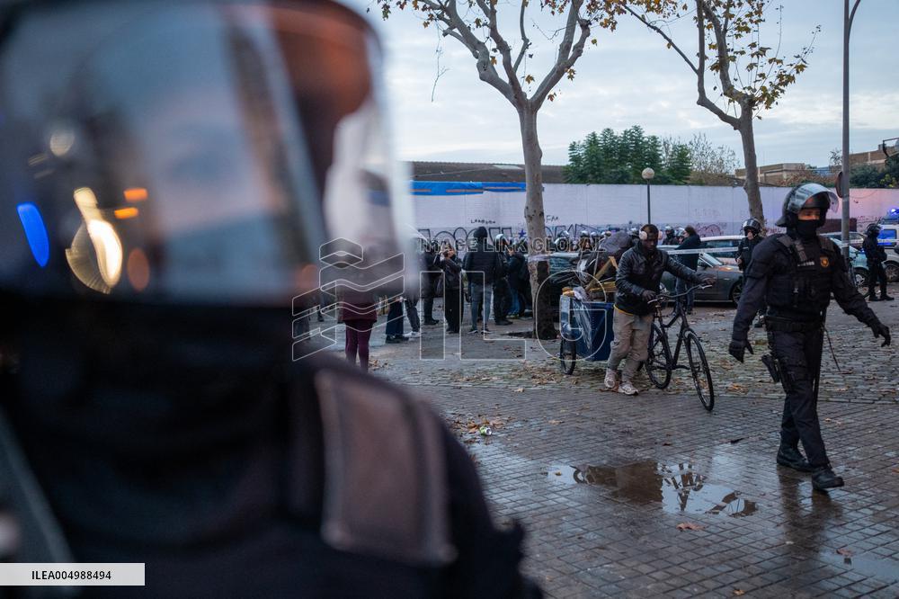 Mossos Prepare to Evict Settlement - Barcelona