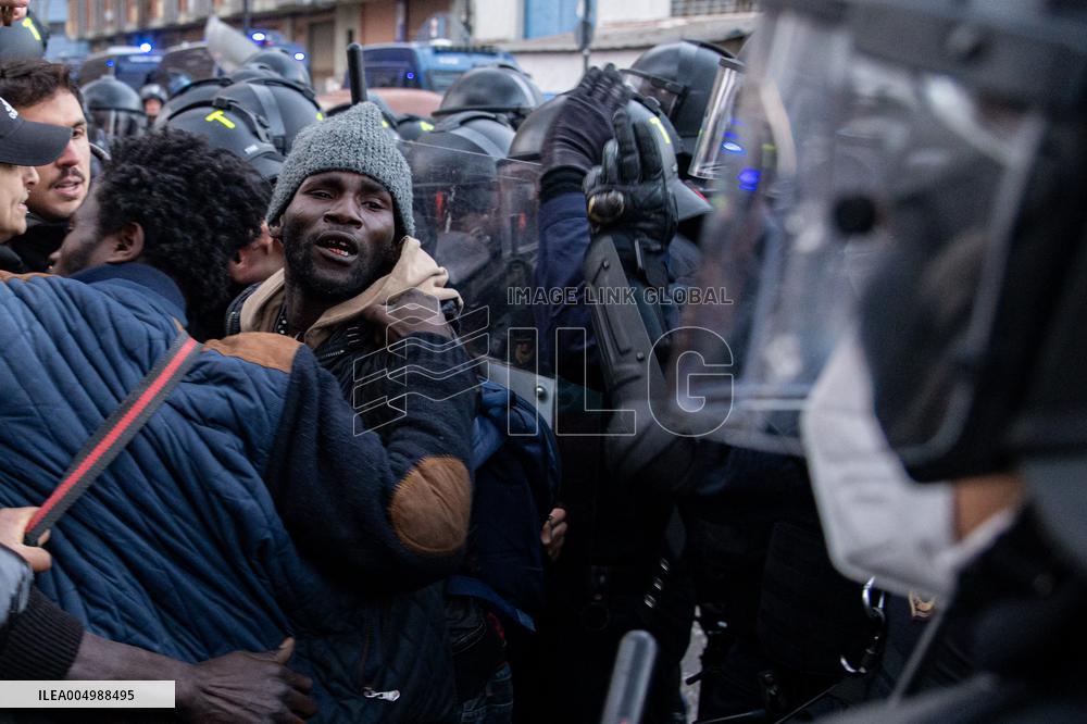 Mossos Prepare to Evict Settlement - Barcelona