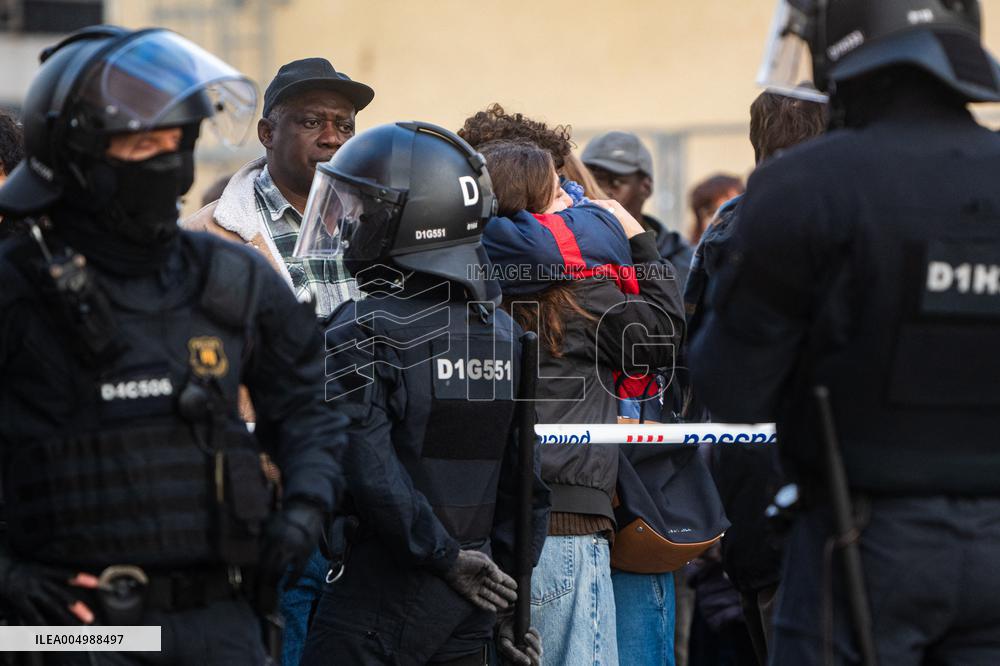 Mossos Prepare to Evict Settlement - Barcelona