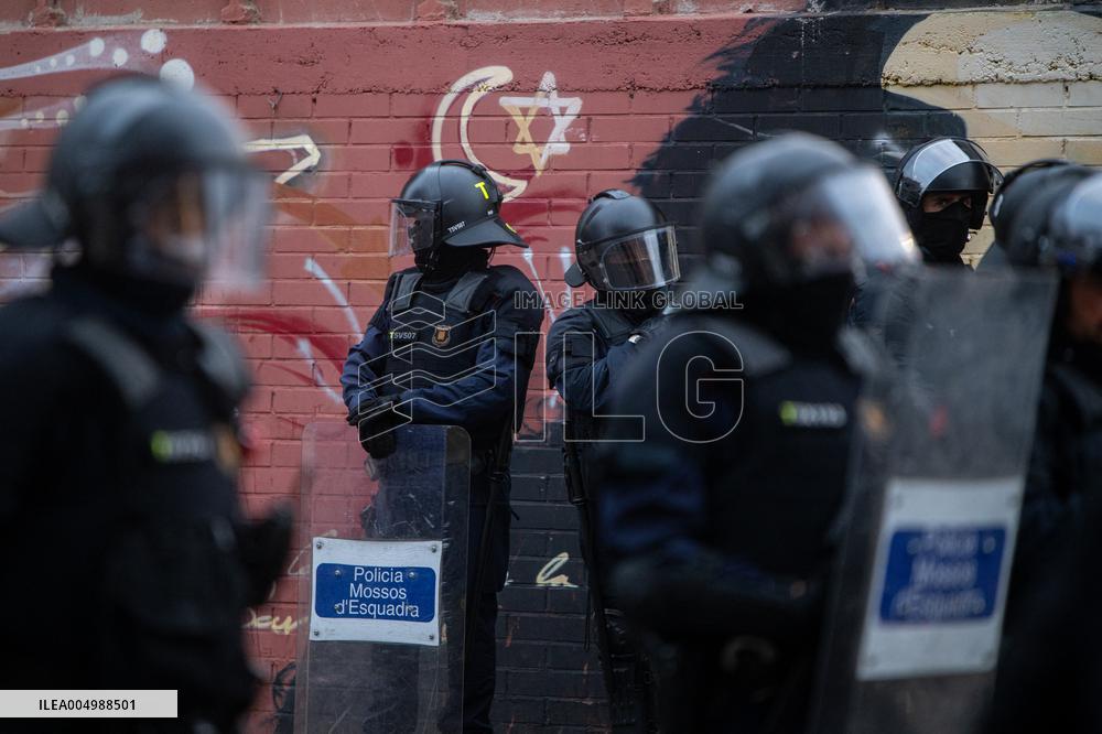 Mossos Prepare to Evict Settlement - Barcelona