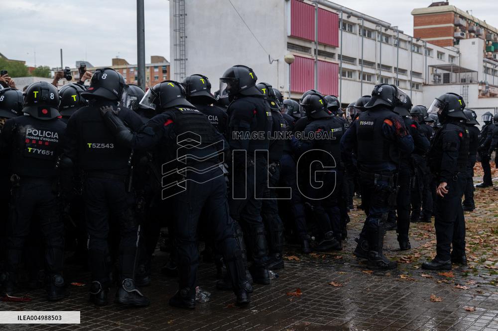 Mossos Prepare to Evict Settlement - Barcelona