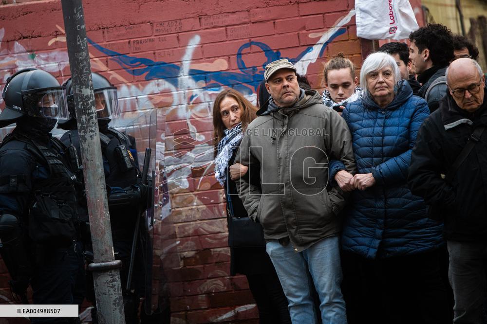 Mossos Prepare to Evict Settlement - Barcelona