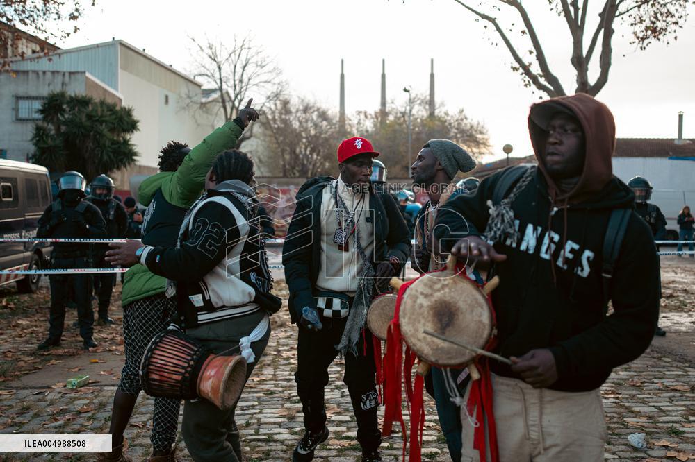 Mossos Prepare to Evict Settlement - Barcelona
