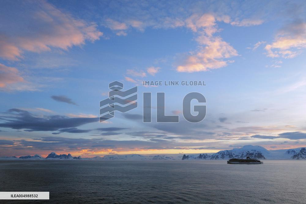 Illustration Antarctica Views