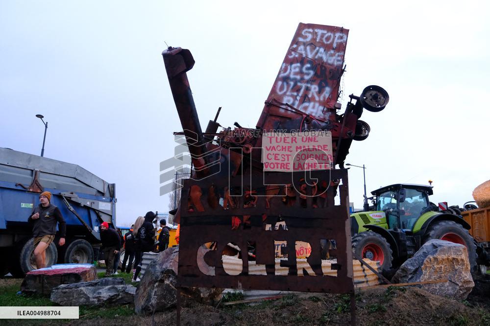 Farmers Block the A61 Motorway - Castelnaudary