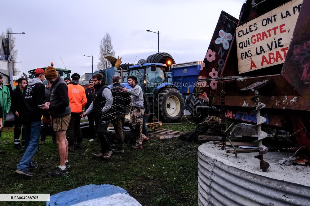 Farmers Block the A61 Motorway - Castelnaudary
