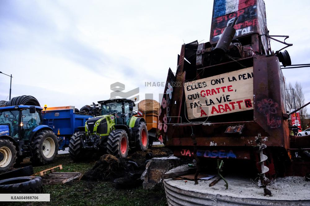 Farmers Block the A61 Motorway - Castelnaudary