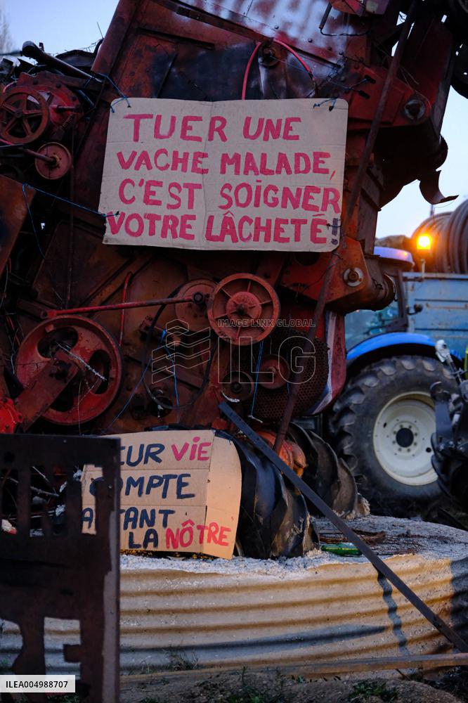 Farmers Block the A61 Motorway - Castelnaudary