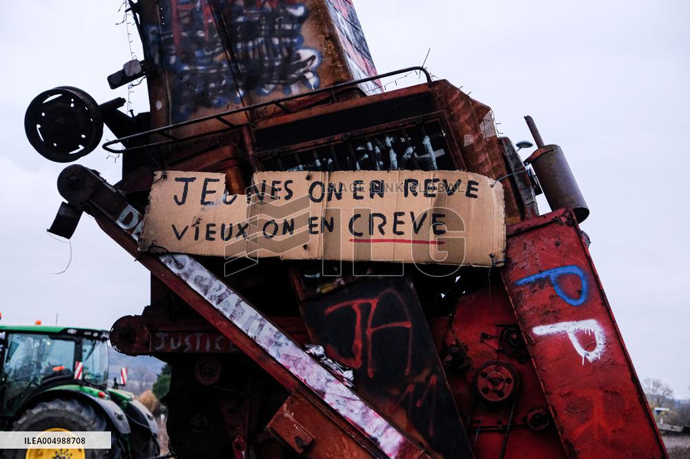 Farmers Block the A61 Motorway - Castelnaudary
