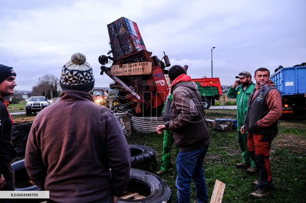 Farmers Block the A61 Motorway - Castelnaudary