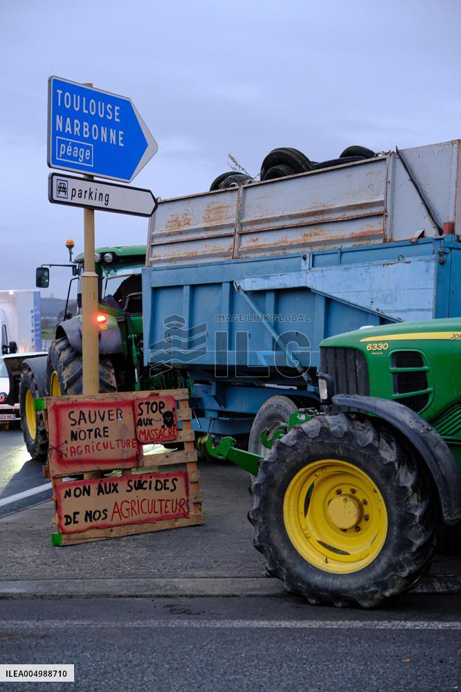 Farmers Block the A61 Motorway - Castelnaudary