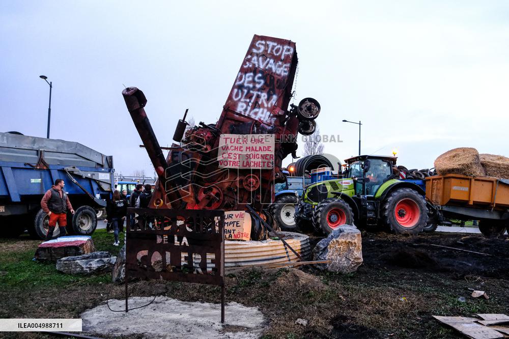 Farmers Block the A61 Motorway - Castelnaudary