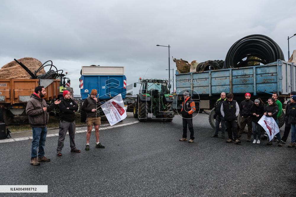 Farmers Block the A61 Motorway - Castelnaudary