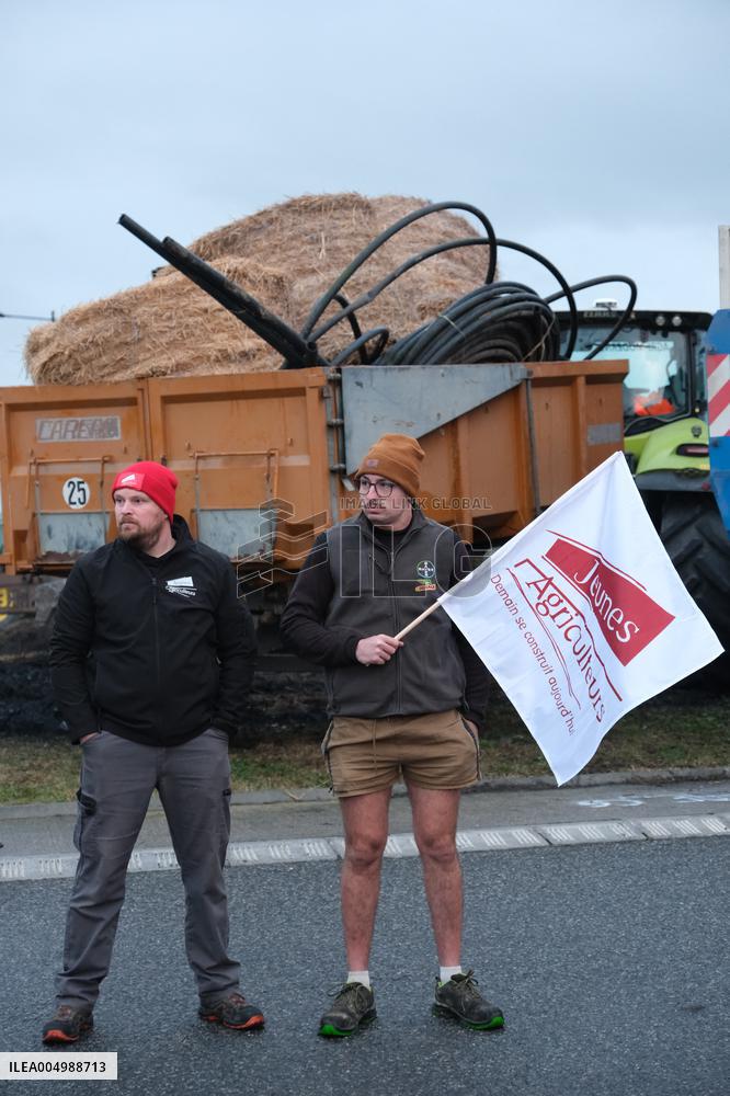 Farmers Block the A61 Motorway - Castelnaudary