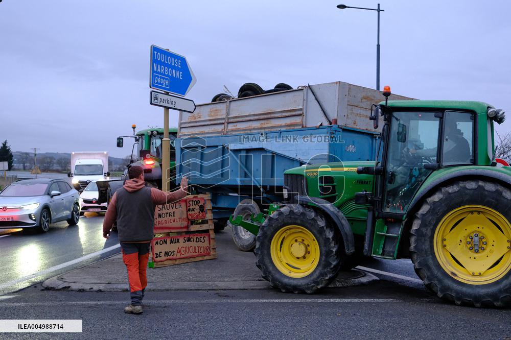 Farmers Block the A61 Motorway - Castelnaudary