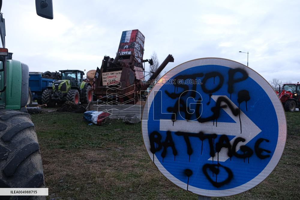 Farmers Block the A61 Motorway - Castelnaudary