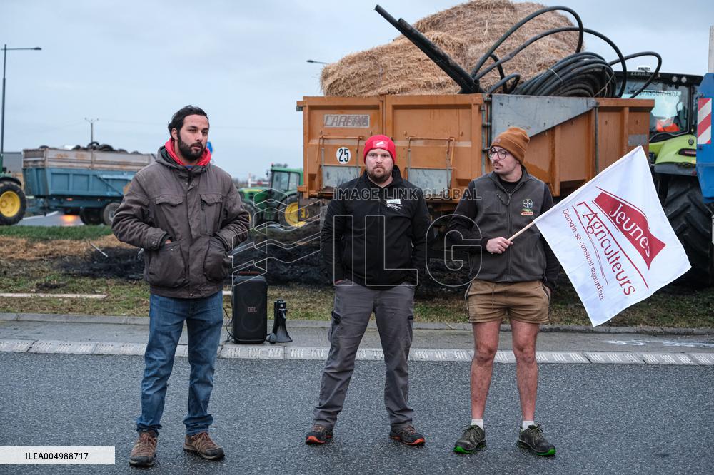 Farmers Block the A61 Motorway - Castelnaudary