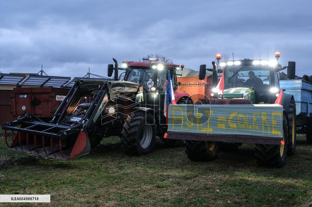 Farmers Block the A61 Motorway - Castelnaudary