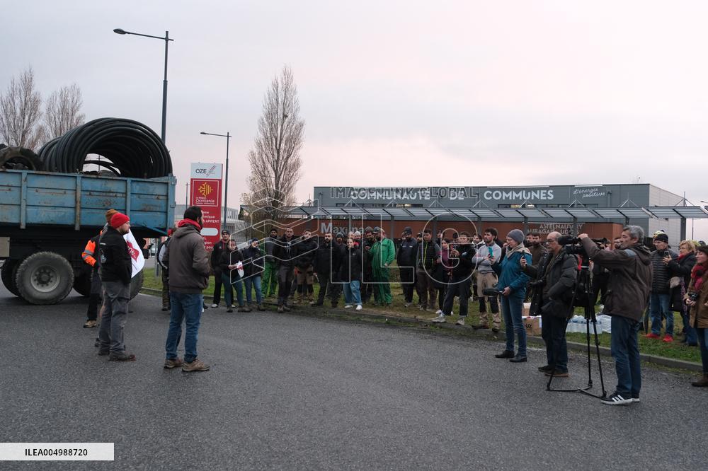 Farmers Block the A61 Motorway - Castelnaudary