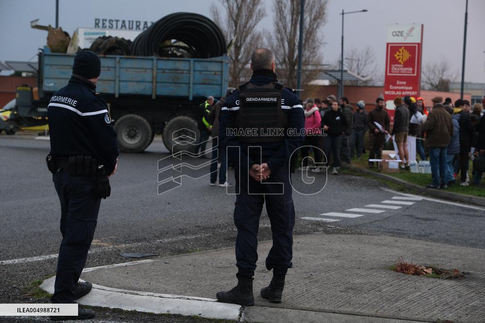Farmers Block the A61 Motorway - Castelnaudary