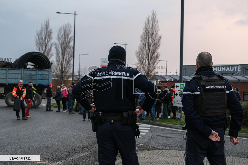 Farmers Block the A61 Motorway - Castelnaudary